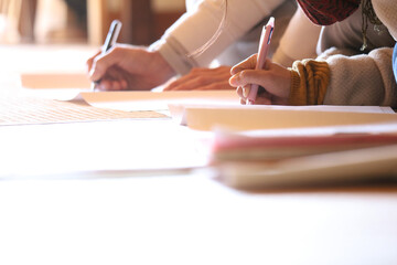 メモを取る受講生