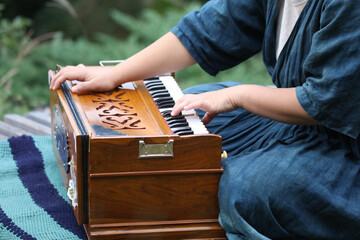 ハルモニウムの演奏をする女性