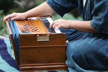 ハルモニウムの演奏をする女性