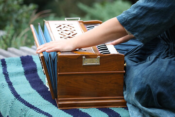 ハルモニウムの演奏をする女性