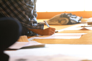 メモを取る受講生