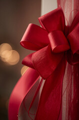 リアルな赤いリボンとボウが中央に映えるプレゼント包装用の高級感あふれる縦長デザイン背景. 生成AI