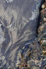 途切れることの無い、寄せては返す波の織りなす浜辺のパターン。時を忘れて自然の光景に見入っている自分。太古から連綿と繰り返されている自然の営み。母なる水を蓄えた優しく美しい地球。人間・ホモサピエンスは自らの幸せを得たいがために、どれほど地球をいじめてきたか。今、その地球が危機に瀕している。うめき声すらも聞こえてくる。混沌とした世の中、私たちは何をなすべきか、できることは何か。