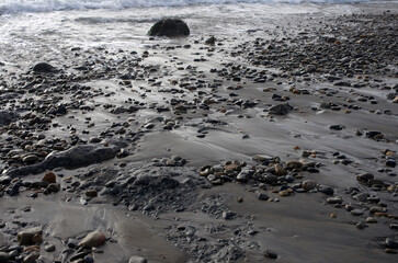 途切れることの無い、寄せては返す波の織りなす浜辺のパターン。時を忘れて自然の光景に見入っている自分。太古から連綿と繰り返されている自然の営み。母なる水を蓄えた優しく美しい地球。人間・ホモサピエンスは自らの幸せを得たいがために、どれほど地球をいじめてきたか。今、その地球が危機に瀕している。うめき声すらも聞こえてくる。混沌とした世の中、私たちは何をなすべきか、できることは何か。