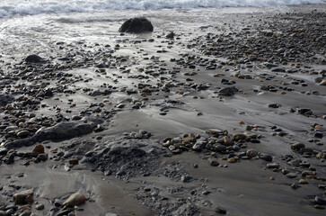 途切れることの無い、寄せては返す波の織りなす浜辺のパターン。時を忘れて自然の光景に見入っている自分。太古から連綿と繰り返されている自然の営み。母なる水を蓄えた優しく美しい地球。人間・ホモサピエンスは自らの幸せを得たいがために、どれほど地球をいじめてきたか。今、その地球が危機に瀕している。うめき声すらも聞こえてくる。混沌とした世の中、私たちは何をなすべきか、できることは何か。