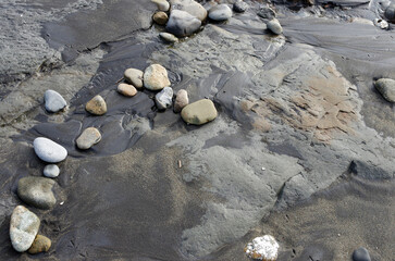 途切れることの無い、寄せては返す波の織りなす浜辺のパターン。時を忘れて自然の光景に見入っている自分。太古から連綿と繰り返されている自然の営み。母なる水を蓄えた優しく美しい地球。人間・ホモサピエンスは自らの幸せを得たいがために、どれほど地球をいじめてきたか。今、その地球が危機に瀕している。うめき声すらも聞こえてくる。混沌とした世の中、私たちは何をなすべきか、できることは何か。