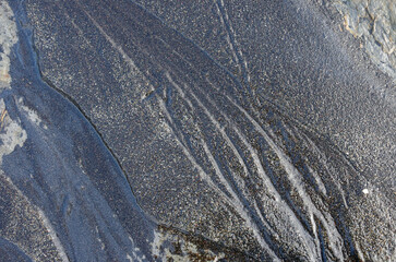 途切れることの無い、寄せては返す波の織りなす浜辺のパターン。時を忘れて自然の光景に見入っている自分。太古から連綿と繰り返されている自然の営み。母なる水を蓄えた優しく美しい地球。人間・ホモサピエンスは自らの幸せを得たいがために、どれほど地球をいじめてきたか。今、その地球が危機に瀕している。うめき声すらも聞こえてくる。混沌とした世の中、私たちは何をなすべきか、できることは何か。