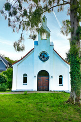 Kleine alte Kapelle kleiner Friedhof in Ratingen