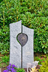 sch&ouml;ner Grabstein mit einem Herz kleiner Friedhof in Ratingen