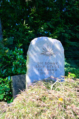 sch&ouml;ner Grabstein mit einem frommen Wunsch und einer Sonne kleiner Friedhof in Ratingen