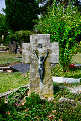 altes Steinkreuz mit einer Jesusfigur Friedhof in Goch © Blende8