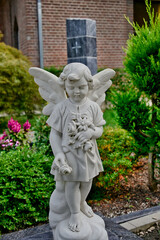 schöner großer Engel mit Blumen Friedhof in Goch © Blende8