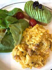 トリュフ卵焼きとアボカドトーストのヘルシー朝食プレート