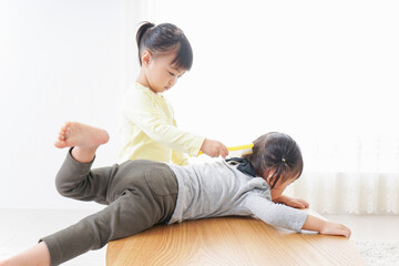 美容師ごっこをする二人の子供