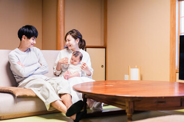 Obraz premium 赤ちゃんとレジャーに出かけるファミリー