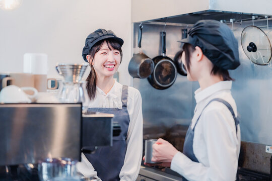楽しく業務内容を教えてもらう飲食店アルバイトの女性
