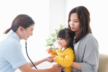 病院で診察を受ける子ども