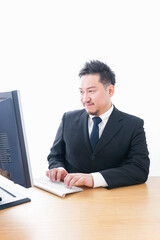 メールチェックをするビジネスマン