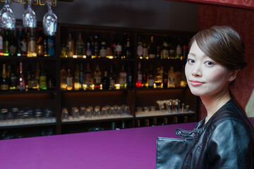バーカウンターに座る大人の女性