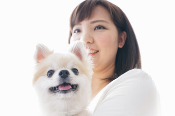 犬を抱く女性・ブリーダー