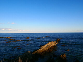 海が見たくなって車を走らせた。いつもの見慣れた海岸と海。今日の輝きは優しくおおらかで、晩秋の空気感が漂っている。新鮮な見知らぬ世界が広がっている。太平洋だ。海の彼方に思いを馳せる。何度、この大海を上空から眺めたことか。地球の反対側の姿が見えてきた。楽しんでばかりでは居られなかった。混沌とした世の中、紛争が繰り返され、地球温暖化という重大な危機を迎えている。私たちは何をなすべきか、できることは何か。