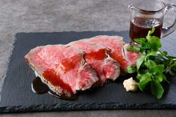 ソースのかかった黒毛和牛ヒレ肉のローストビーフ