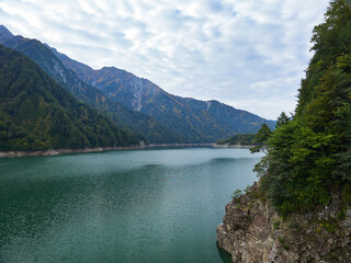 Fototapeta premium 秋の観光名所立山黒部アルペンルートの黒部ダムの風景