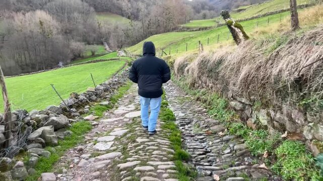 Hombre caminando por sendero en el Valle del Bazt&aacute;n, Navarra