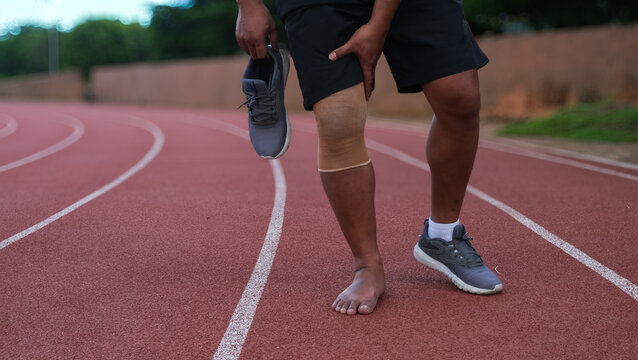 Young adult male with muscle pain during running. runner have knee ache due to Runners Knee or Patellofemoral Pain Syndrome