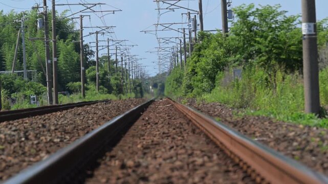 夏の暑さ線路と陽炎