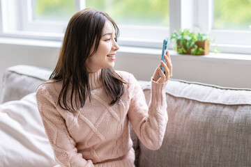 写真を撮る女性