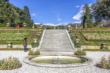 triest, italien - malerischer schlossgarten mit brunnen und treppa
