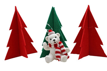 un ourson en attente au milieu de sapin de feutrine