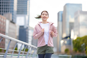 ジョギングをする女性