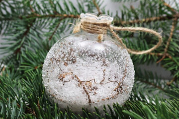 boule de No&euml;l &agrave; suspendre dans le sapin