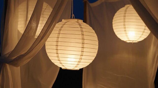 夜風に舞う灯籠 白いカーテンと優しい光