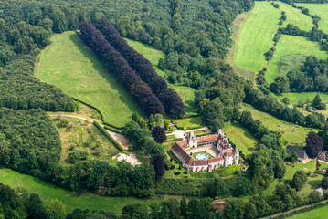 vue aérienne du château de Ouilly-du-Houley en France