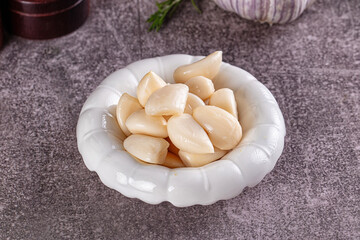 Spicy garlic cloves bulb heap