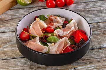 Salad with jamon, strawberry and arugula
