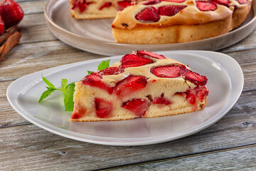 Strawberry pie tart served mint