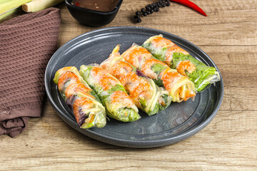 Vietnamese spring roll with prawn and mango