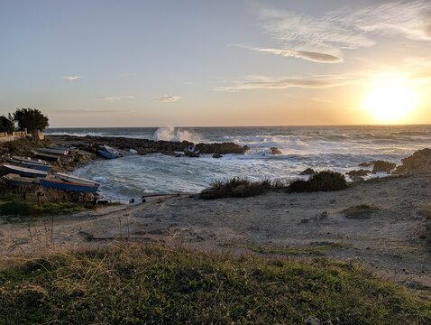 La magia del mare in inverno: Tramonto sul Porticciolo tra le onde del mare - Marina di Pulsano, Taranto, Puglia, Italia