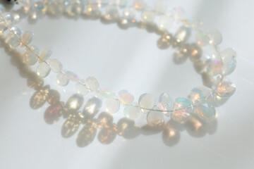 エチオピアンオパールのブリオレット｜ふんわり遊色がきらめく天然オパール素材