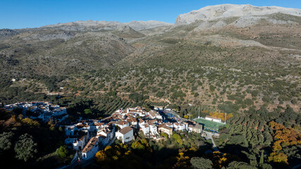 vista al amanecer del municipio de Parauta en la estaci&oacute;n del oto&ntilde;o del valle del Genal, Andaluc&iacute;a	