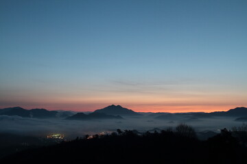 Obraz premium 雲海に浮かぶ山々