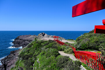 山口県の元乃隅神社(もとのすみじんじゃ)、赤色の鳥居が神秘的で美しい