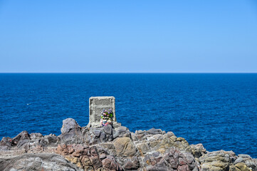 山口県の元乃隅神社(もとのすみじんじゃ)、赤色の鳥居が神秘的で美しい