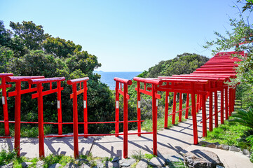 山口県の元乃隅神社(もとのすみじんじゃ)、赤色の鳥居が神秘的で美しい