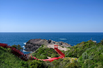 山口県の元乃隅神社(もとのすみじんじゃ)、赤色の鳥居が神秘的で美しい