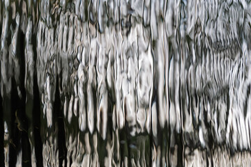 抽象的な水の揺らぎと光の反射が描くシルバー調の波紋テクスチャ